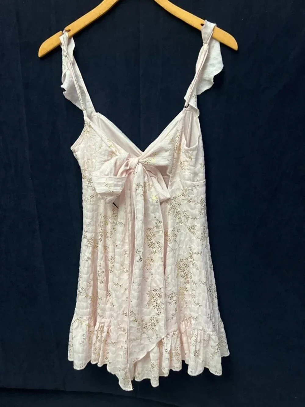 Vestido rosa con dorado fresco y juvenil